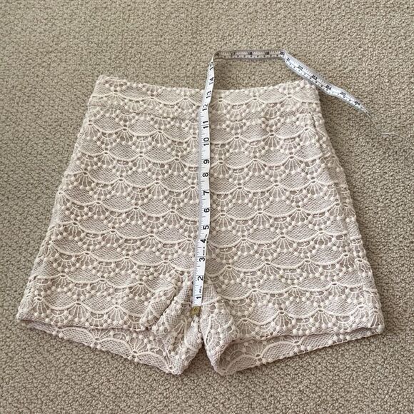 NEW Express High Rise Scalloped Lace Shorts Business Chic Cream 00 0 NWT RARE - Picture 7 of 9